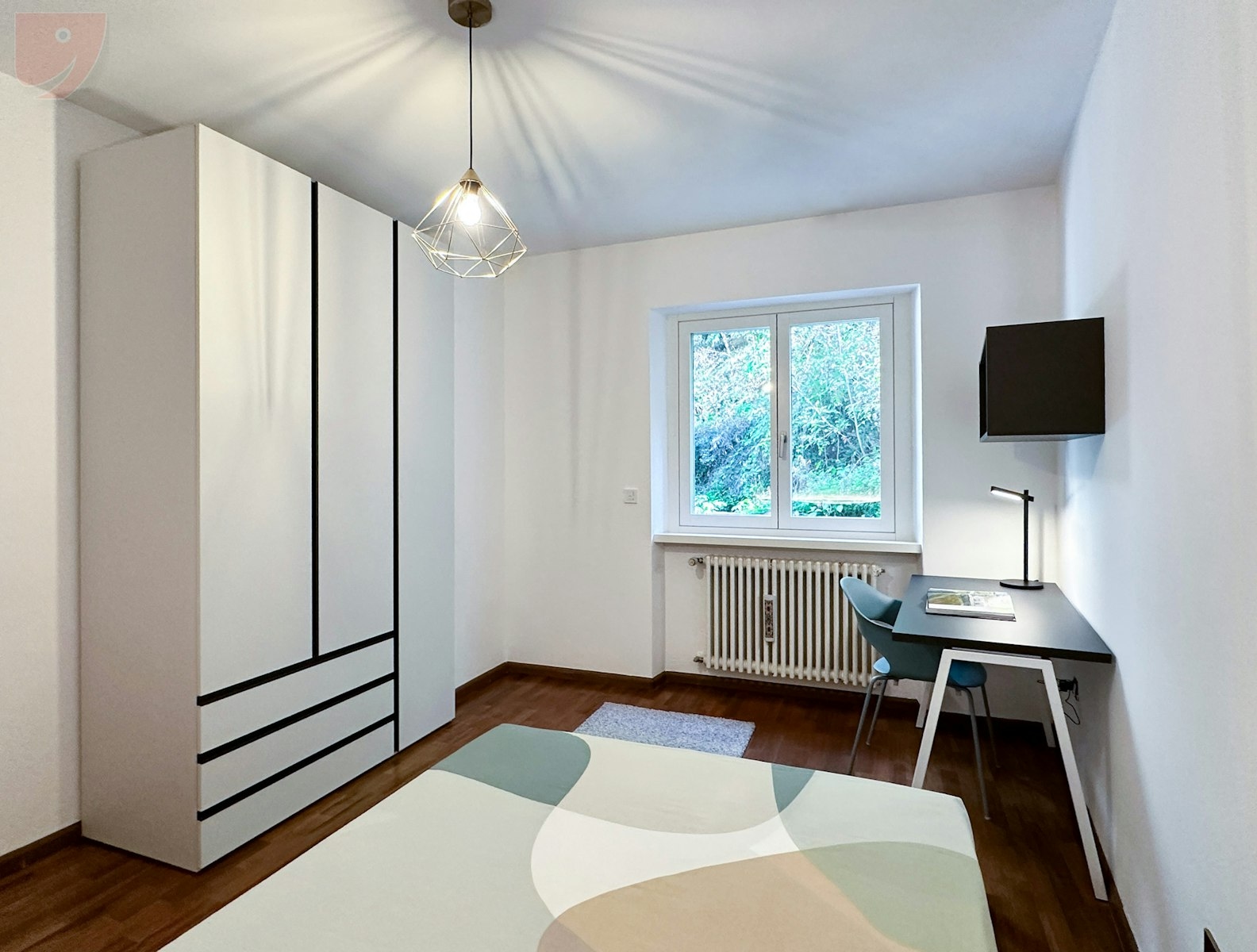 Pretty single room with a minimal style
