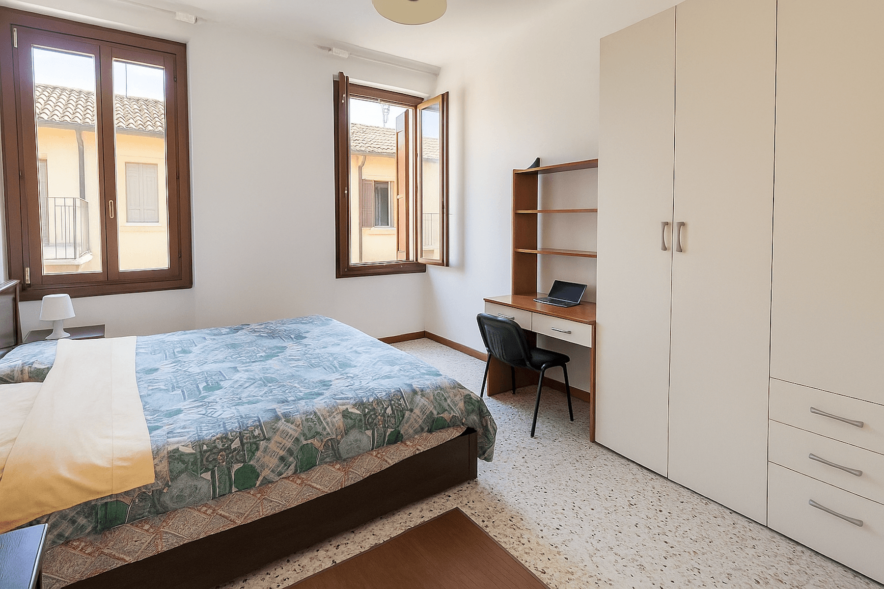 Double room for single use in an apartment in the Veronetta area