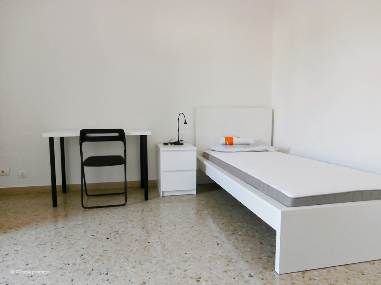Bright single room with minimal design