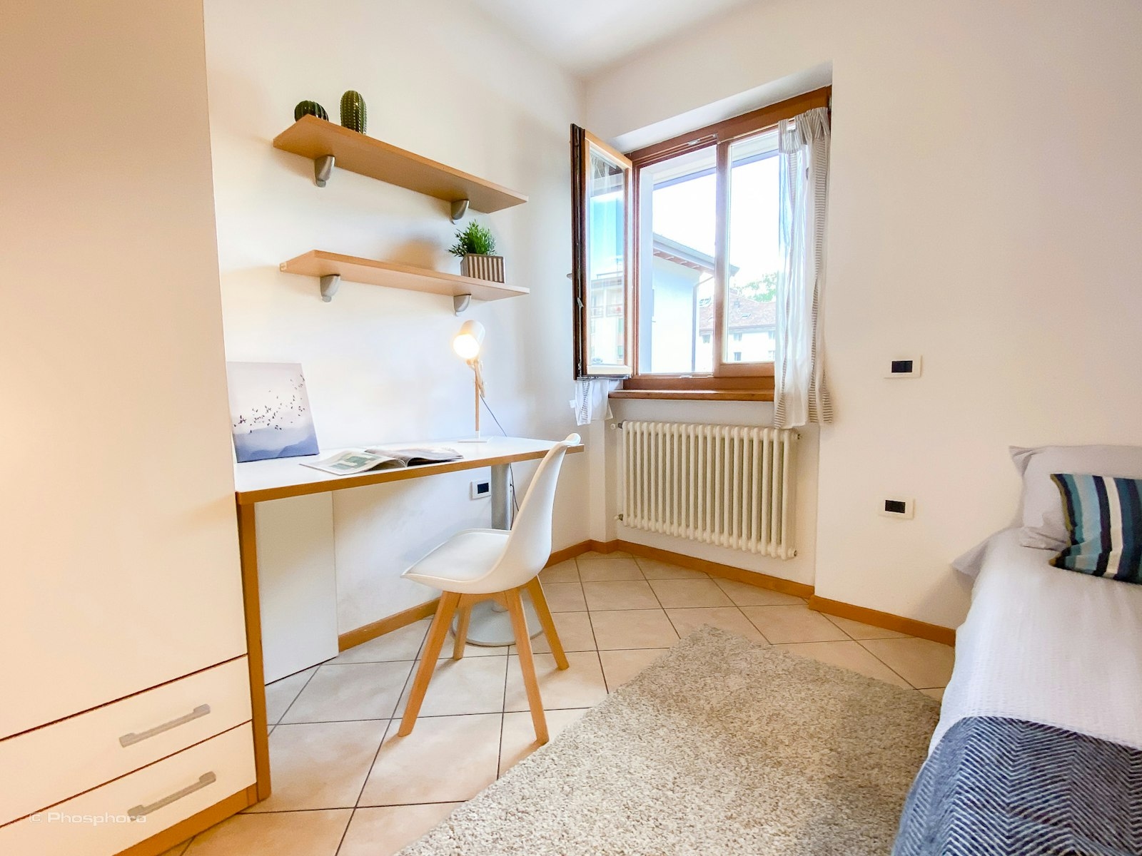 A bedroom that has nothing to envy to the larger rooms of the PHO.ROOM residence