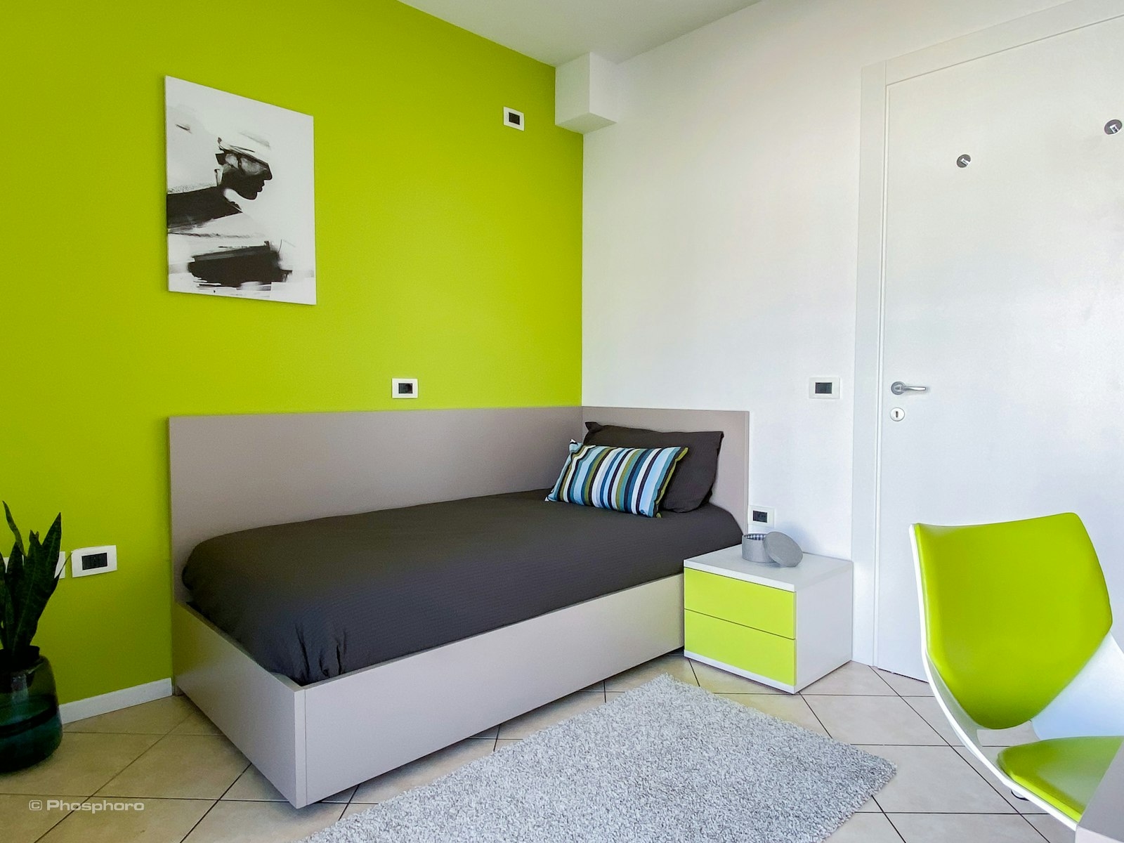 Bright single with balcony