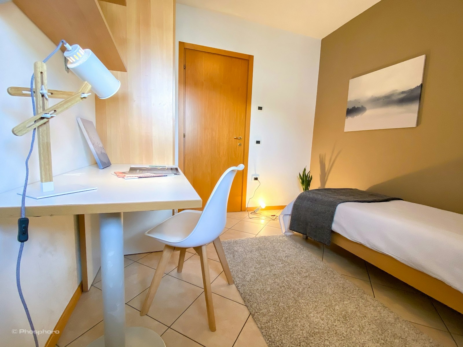 Bright single room in a three-bedroom apartment with PHO.ROOM services