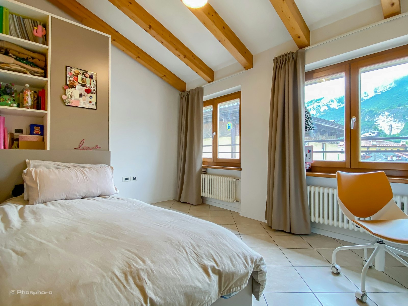 Bright Single Room in Student Residence, Steps from Faculties