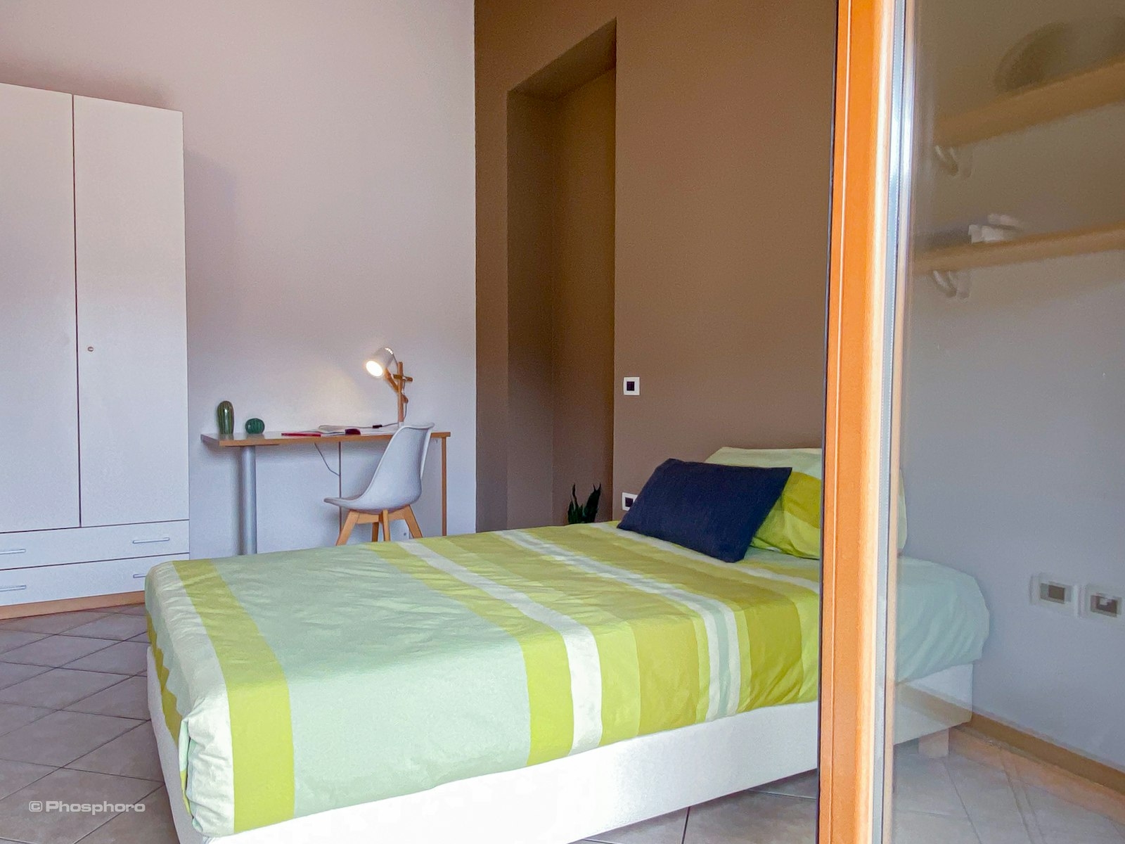 Bright Single Room with Balcony, One Minute from Faculties