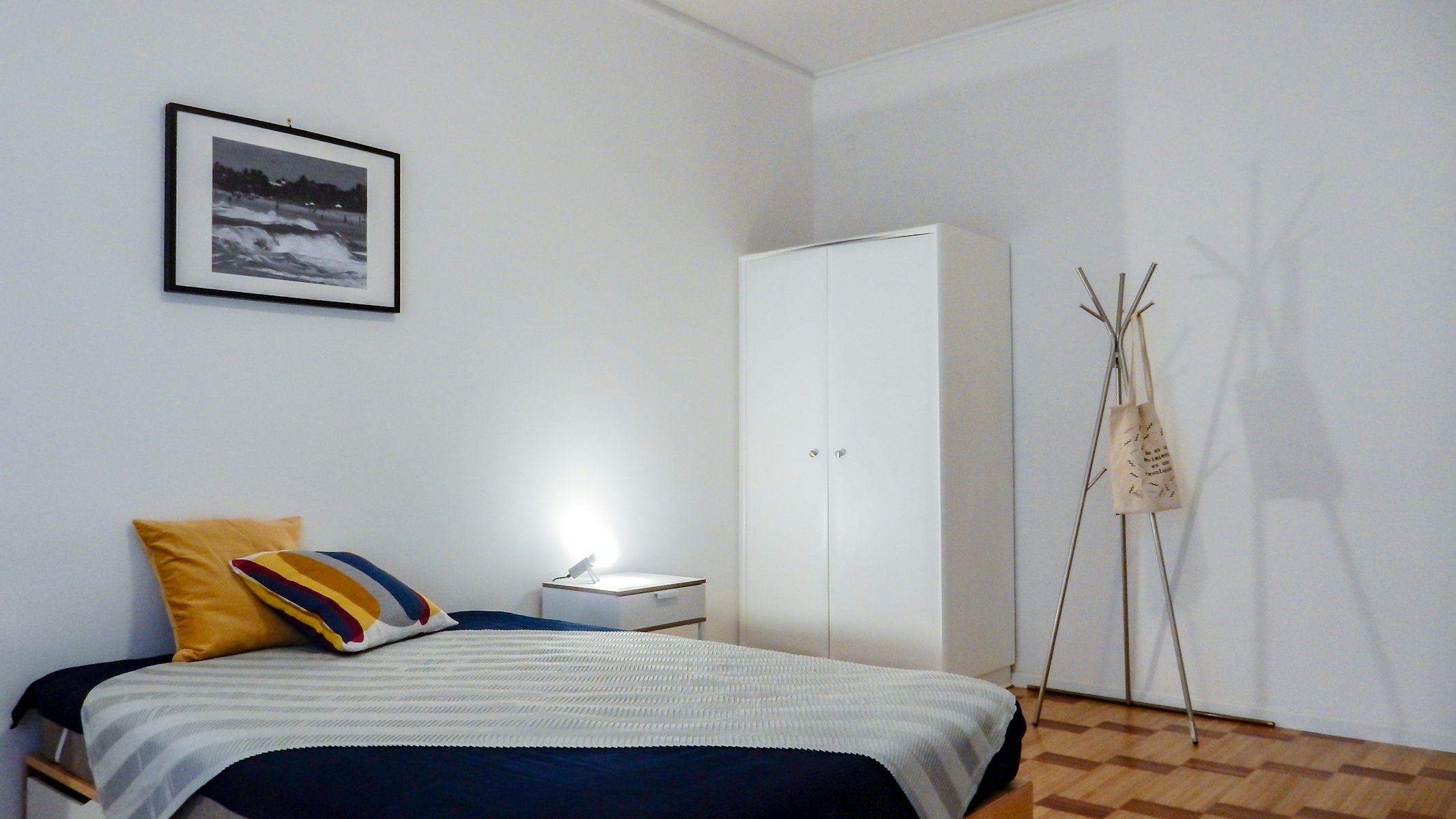 Cozy Room with Private Balcony, a Stone&#39;s Throw from the Center