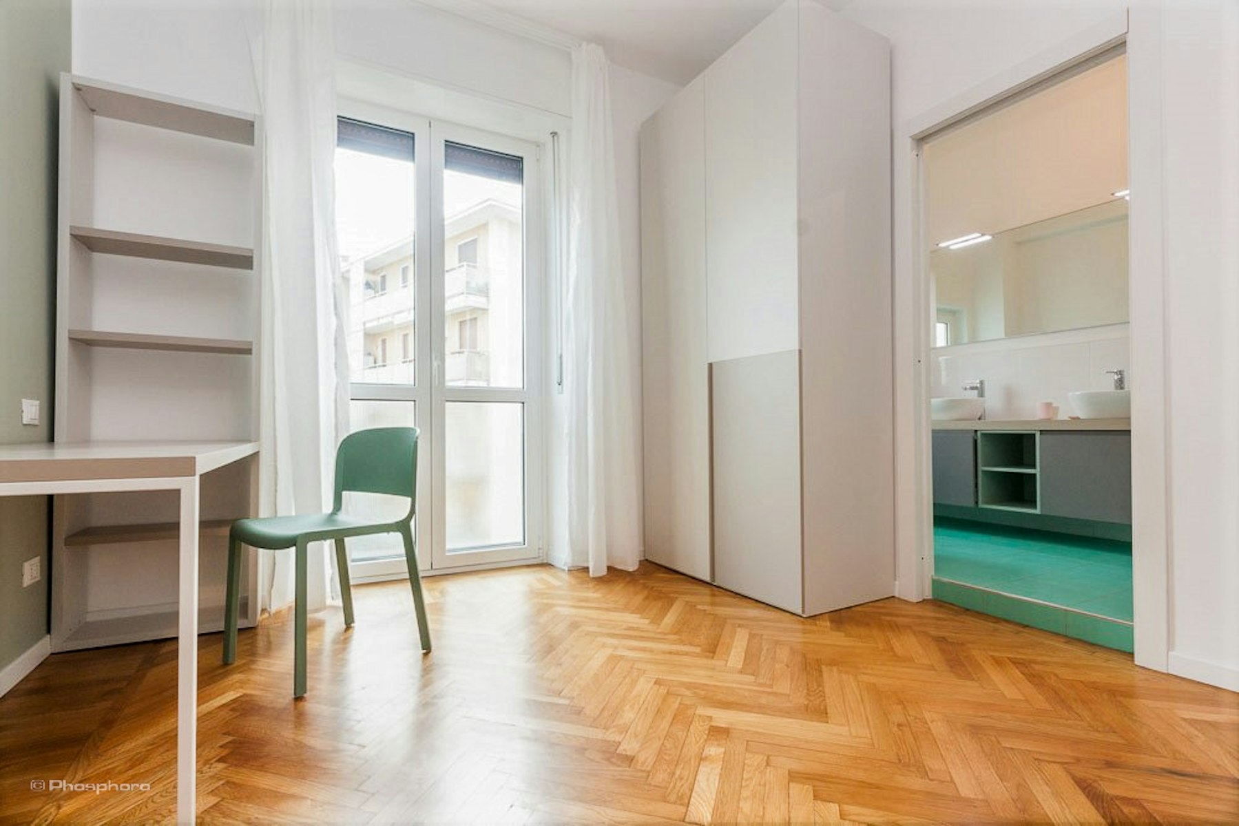 Bright single with private bathroom