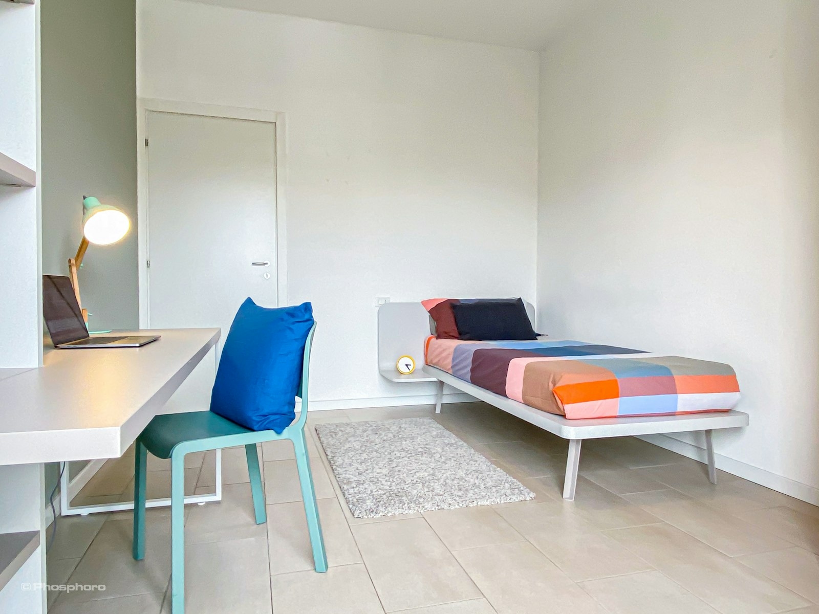Bright single room with an attractive design