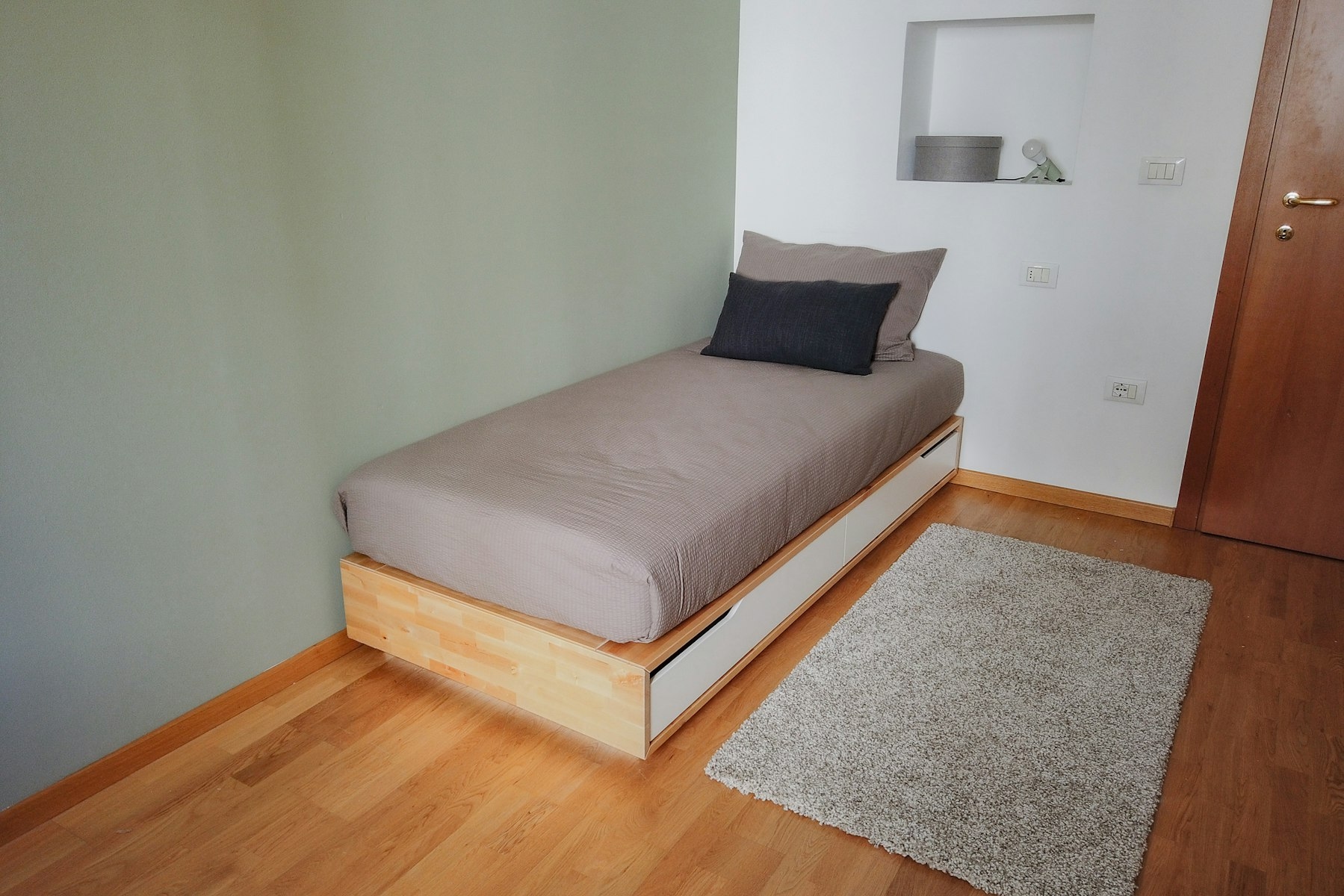 Charming Single Room with Large Desk