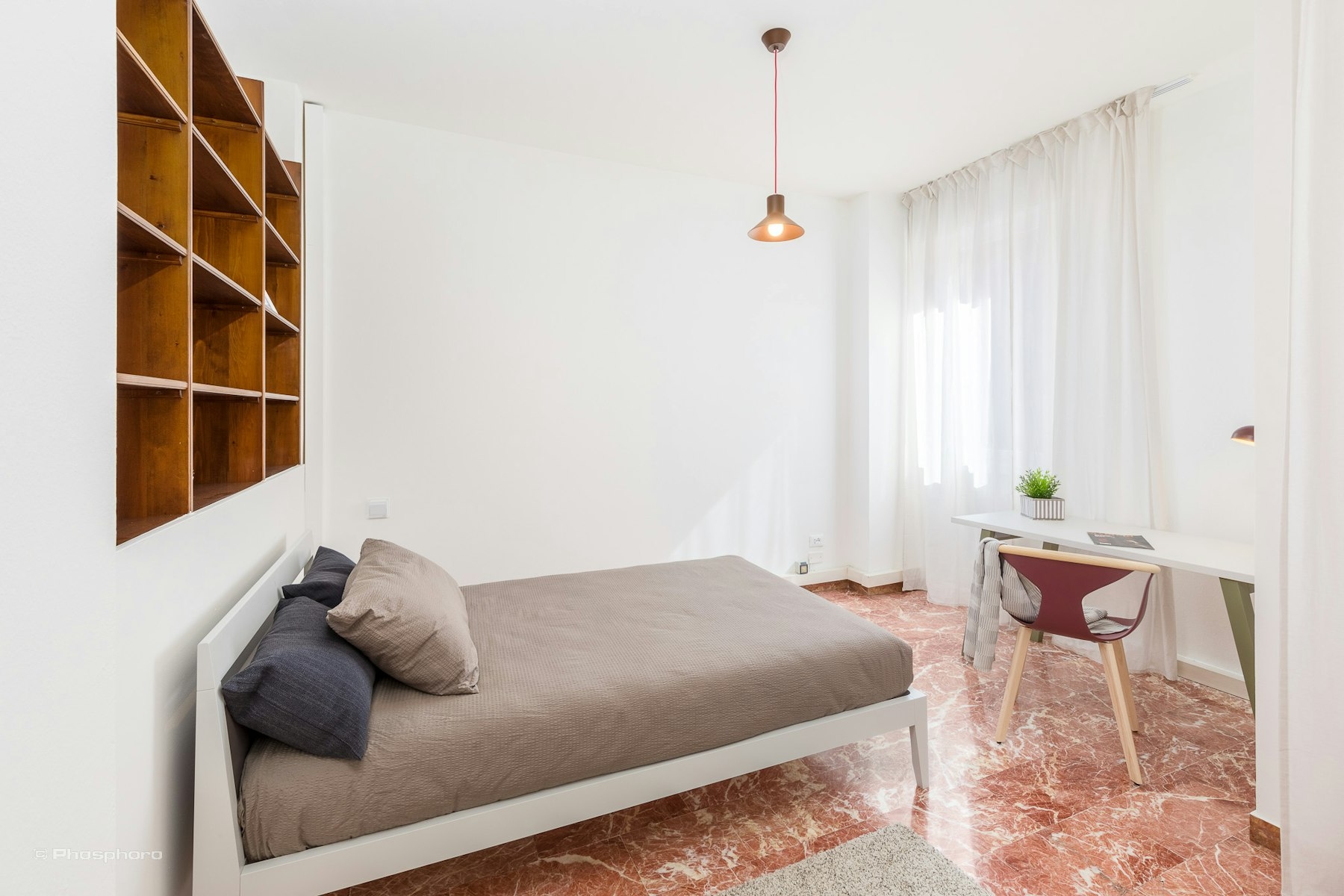Spacious and Modern Single Room with Balcony