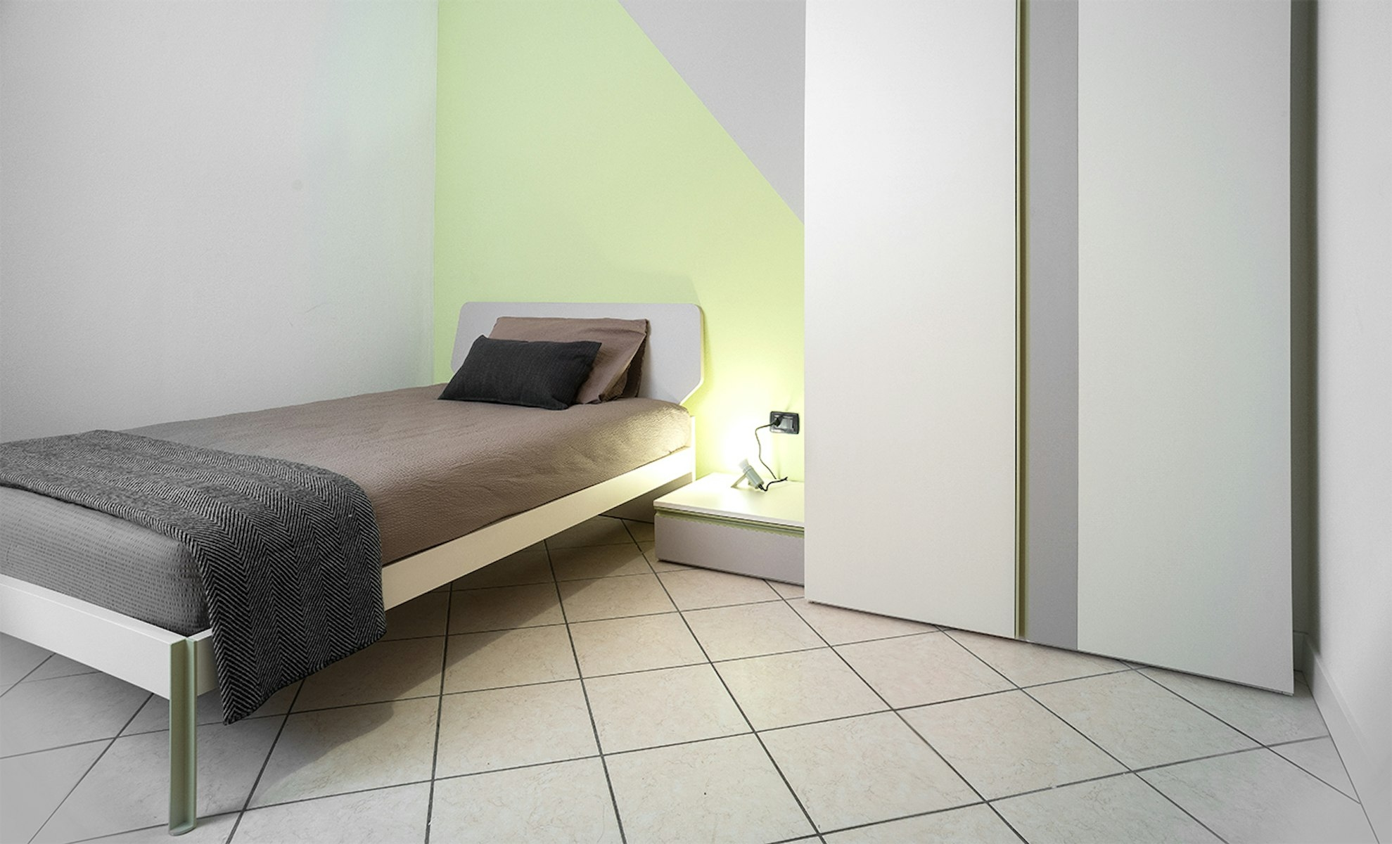 Bright Single Room with Attractive Design