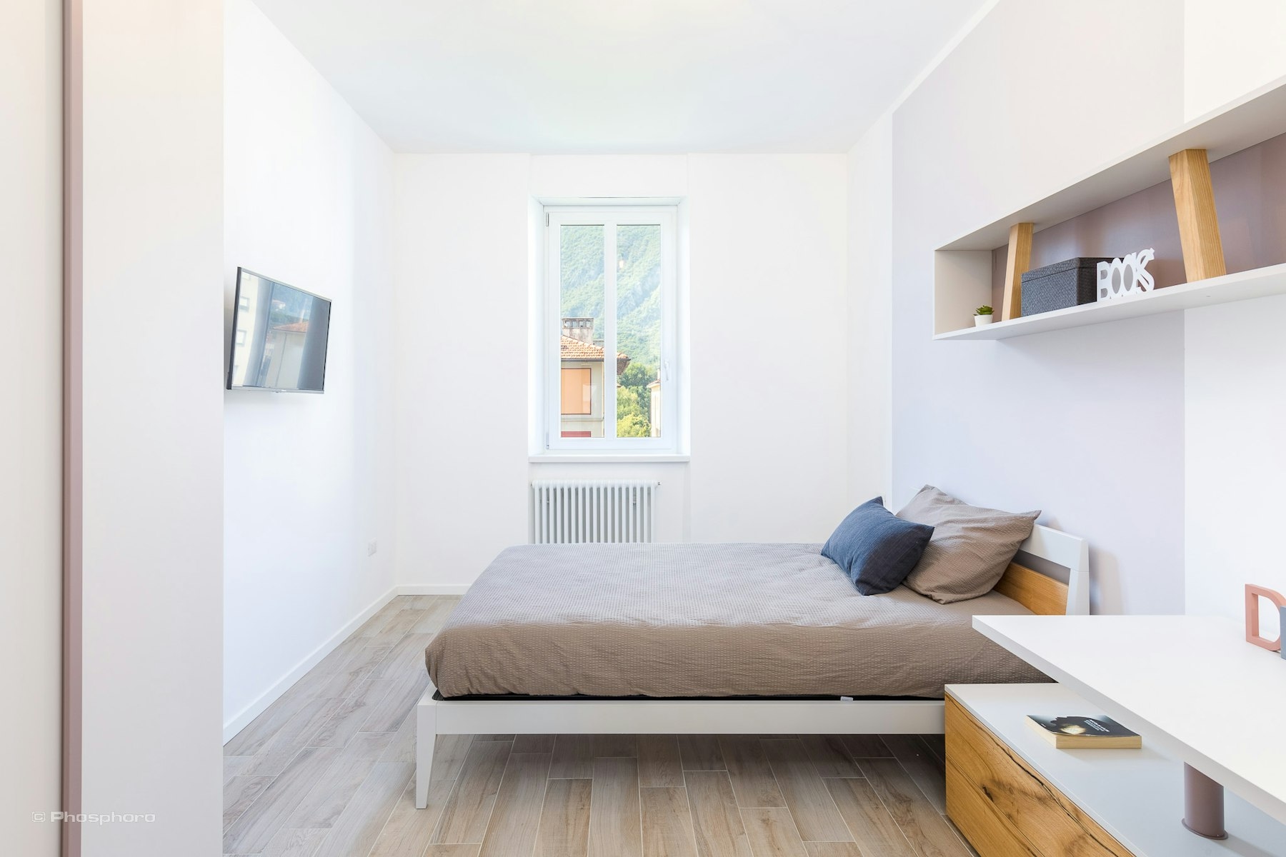 Spacious and Bright Single Room with TV