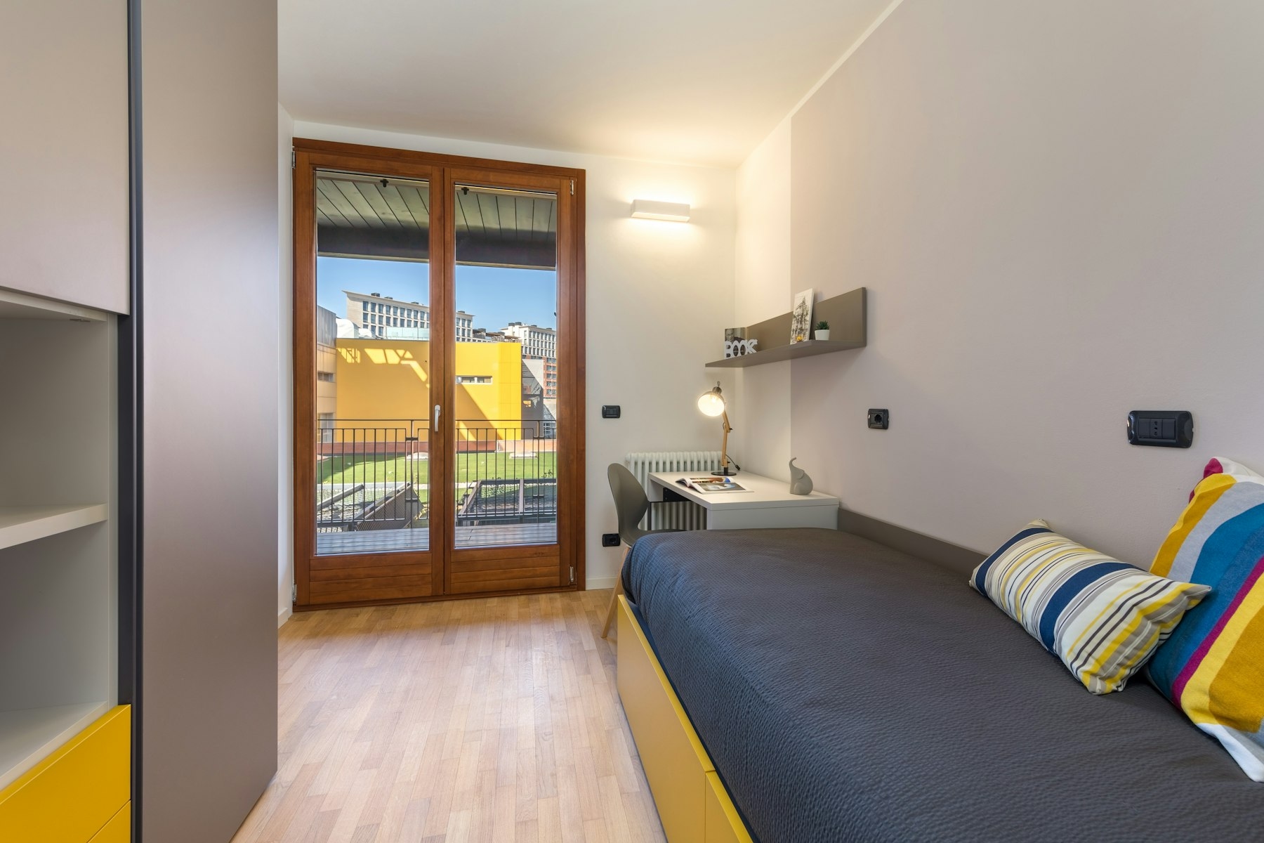 Terrace and Lots of Light for a Truly Cozy Room!
