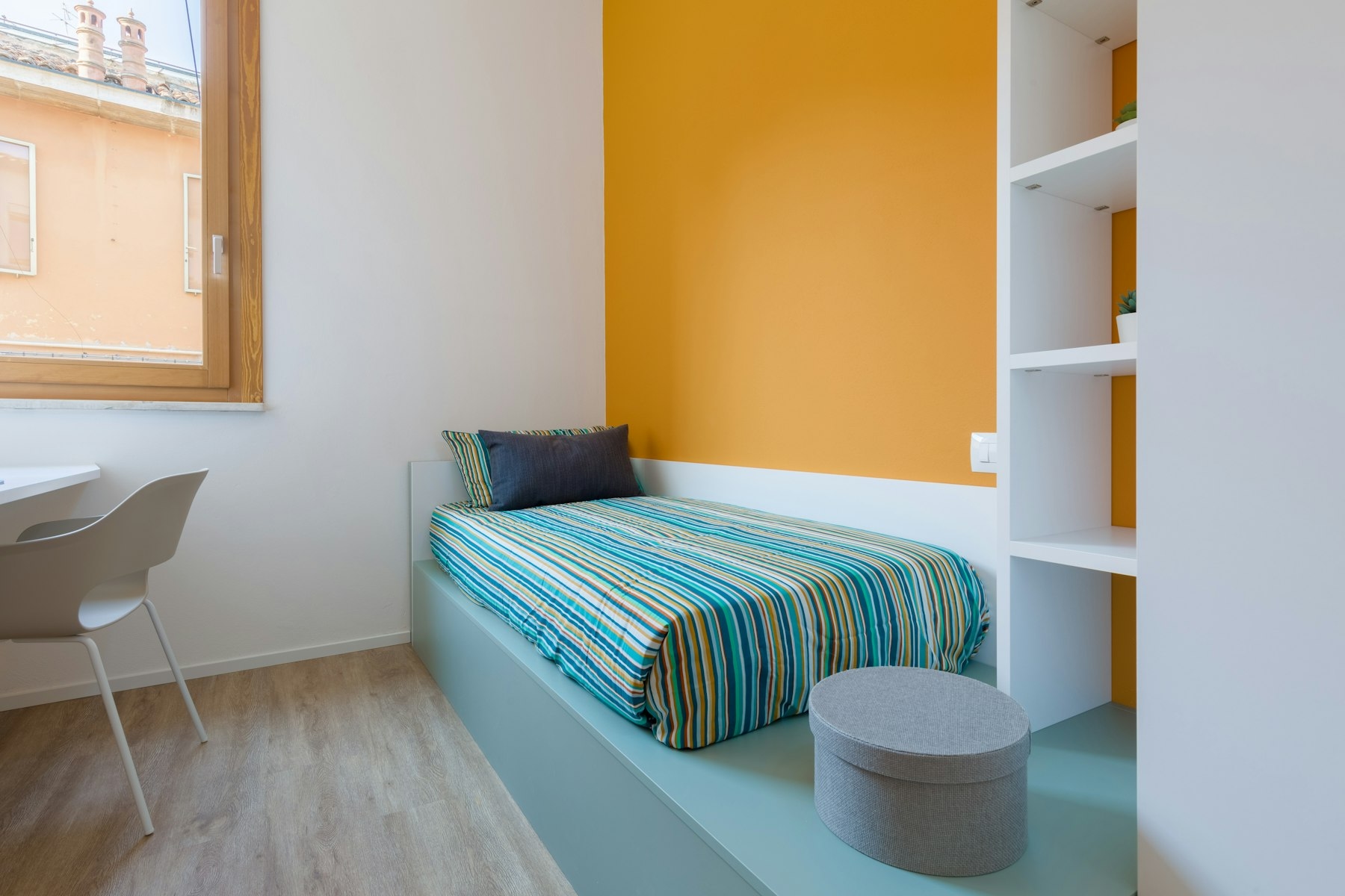 In the residence PHO.ROOM bright room with bright colors
