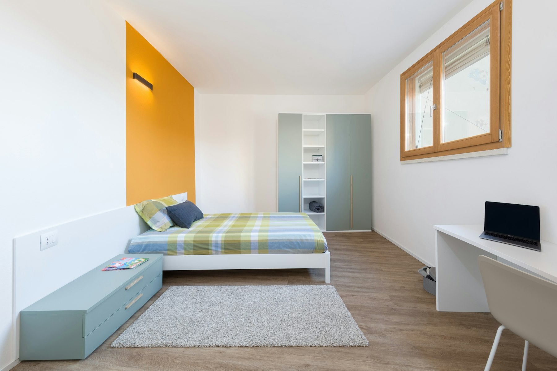 PHO.ROOM Residence: Spacious Single Room with Queen Bed and Roof Views