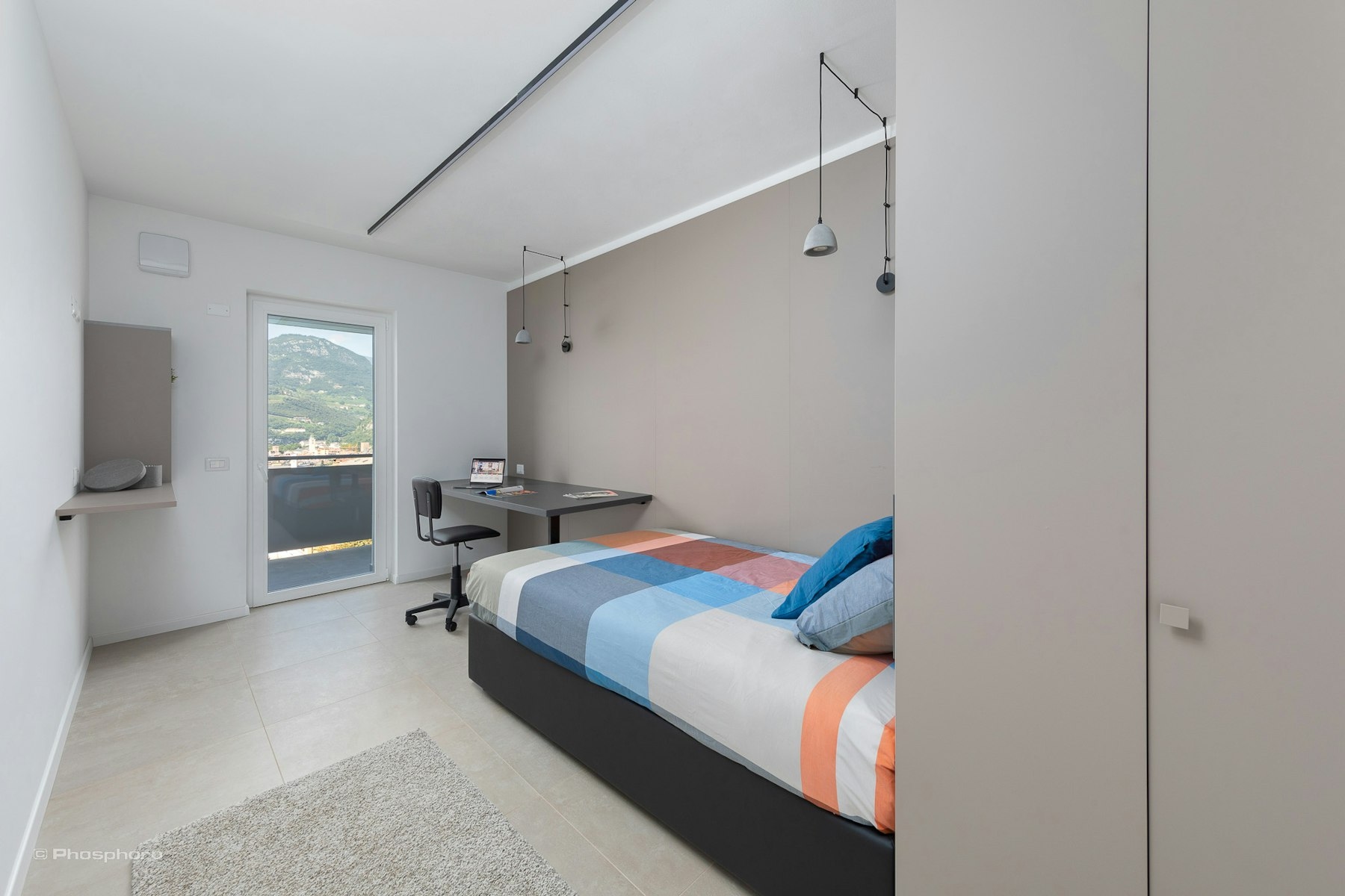 Spacious and bright single room with an attractive design