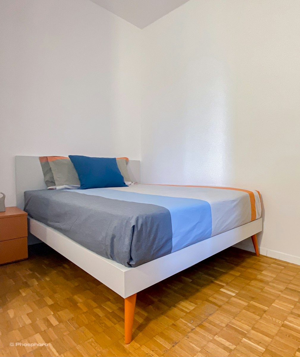 Beautiful room with a queen-size bed and a very spacious wardrobe