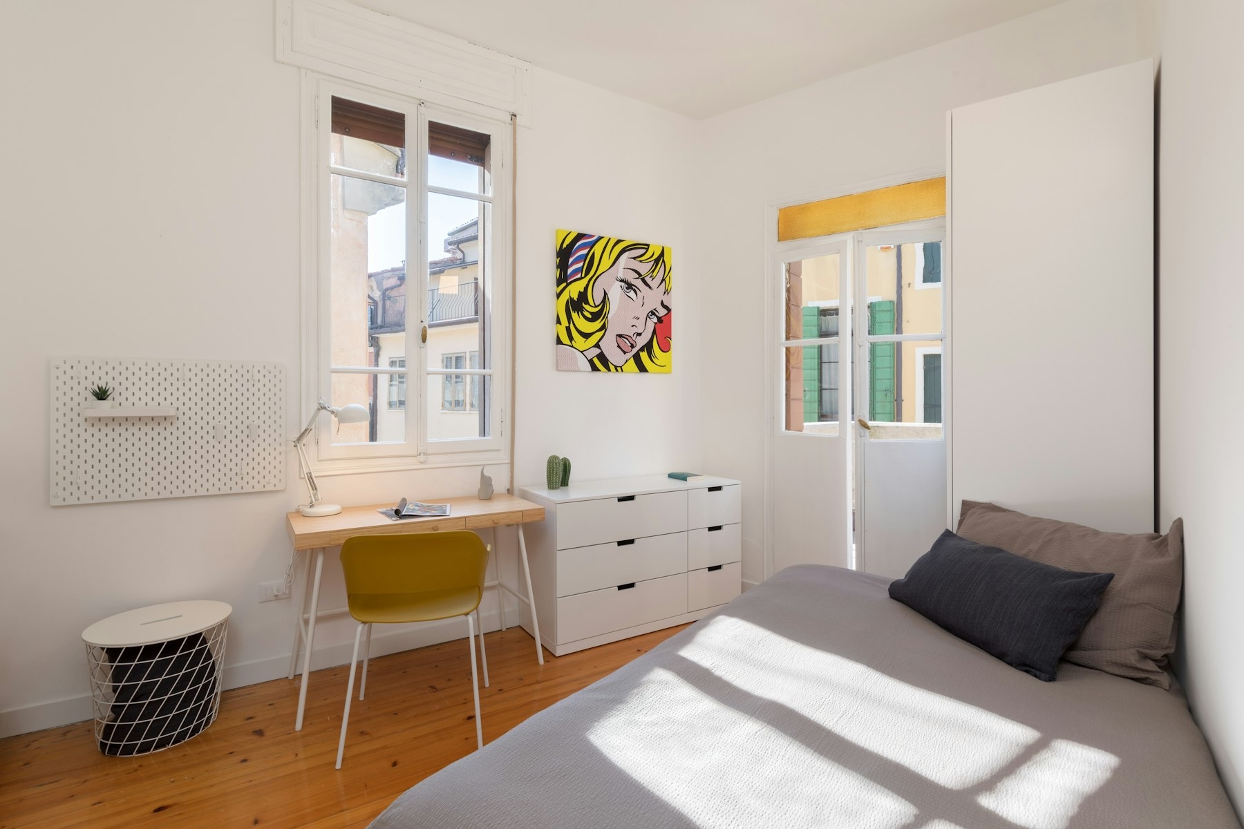 Bright Single Room with Attractive Design