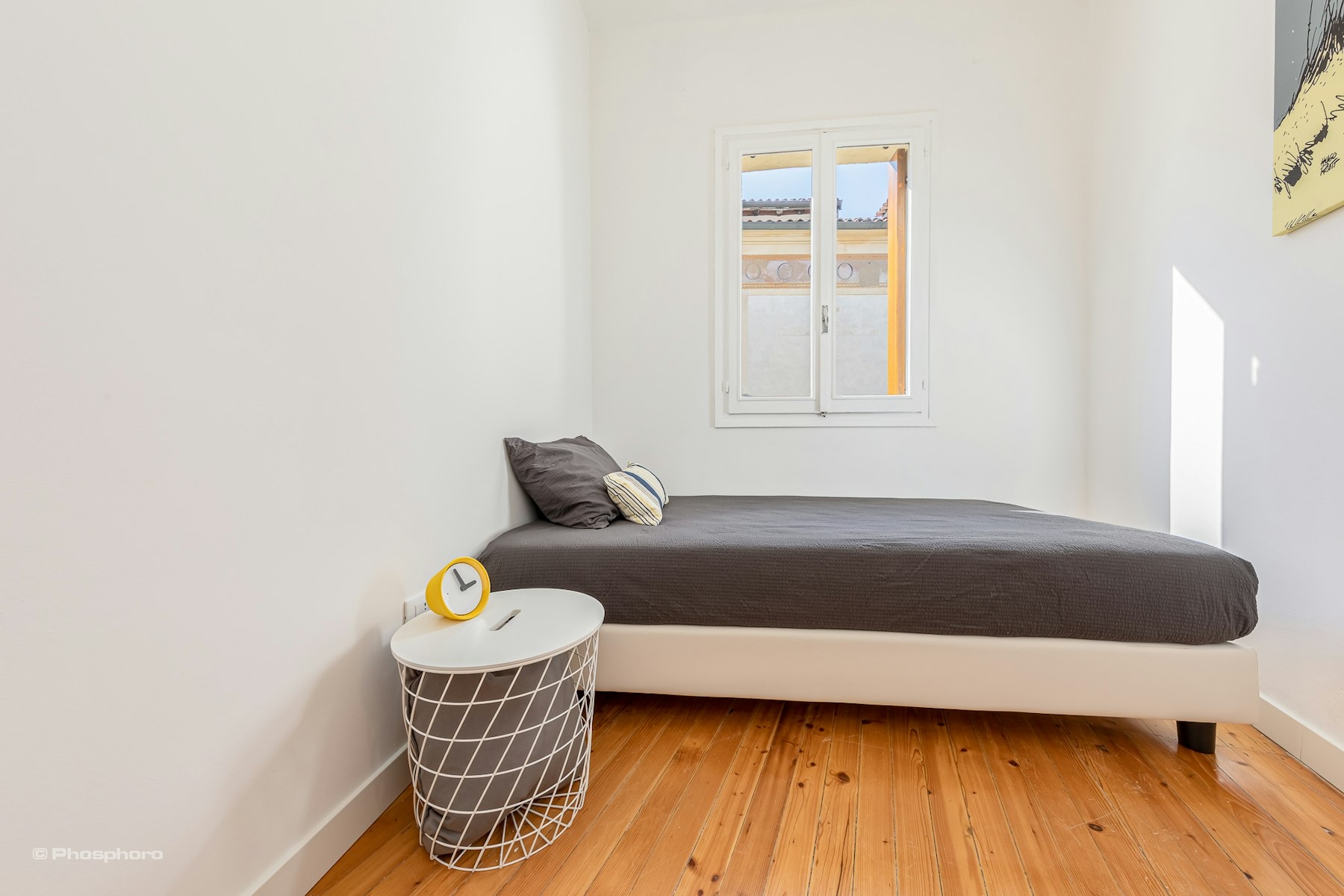 Large single room with a queen size bed