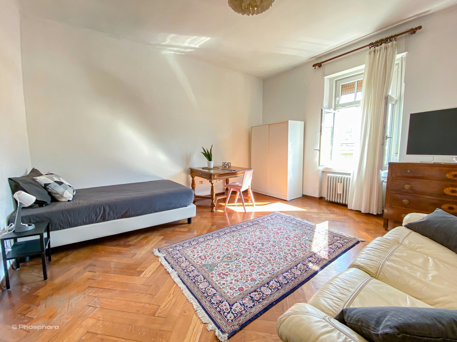 Large single room in apartment with 2 bathrooms