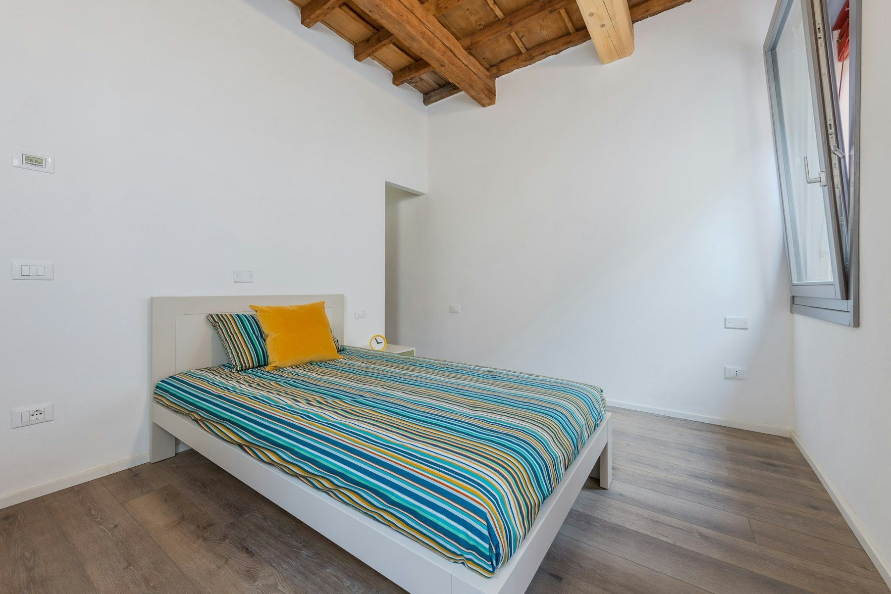 Spacious and Bright Single Room, Very Close to Faculties!