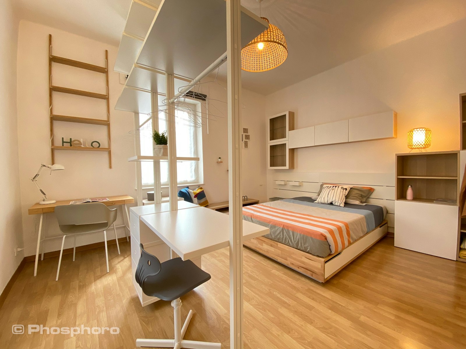 Airy single room with a queen-size bed