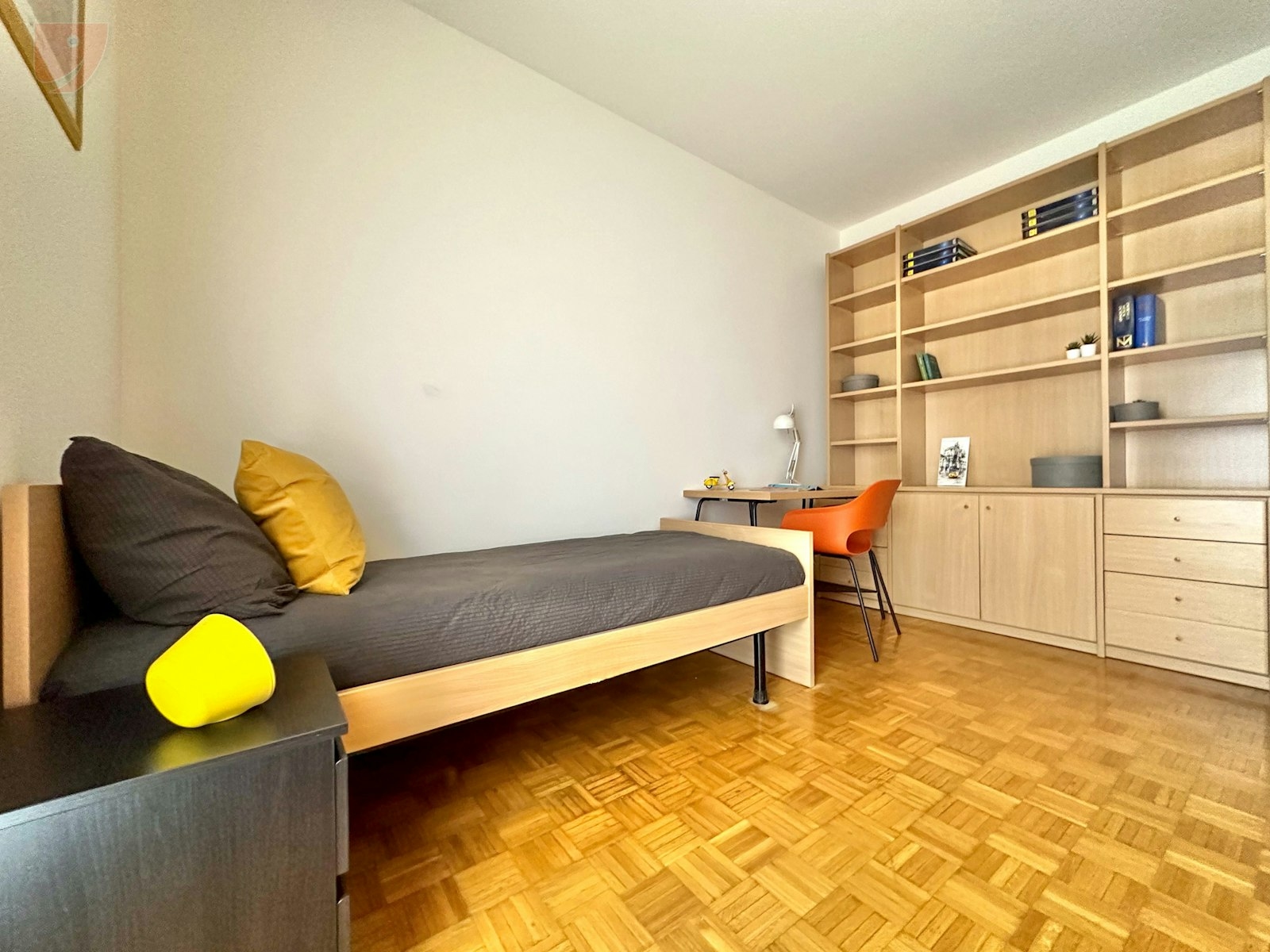 Single with large wardrobe