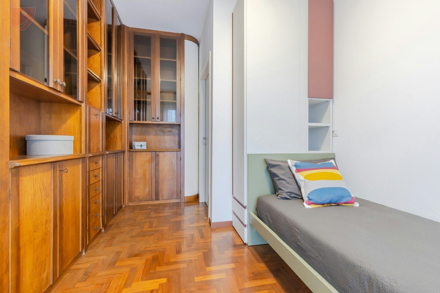 Cozy Single Room with Balcony