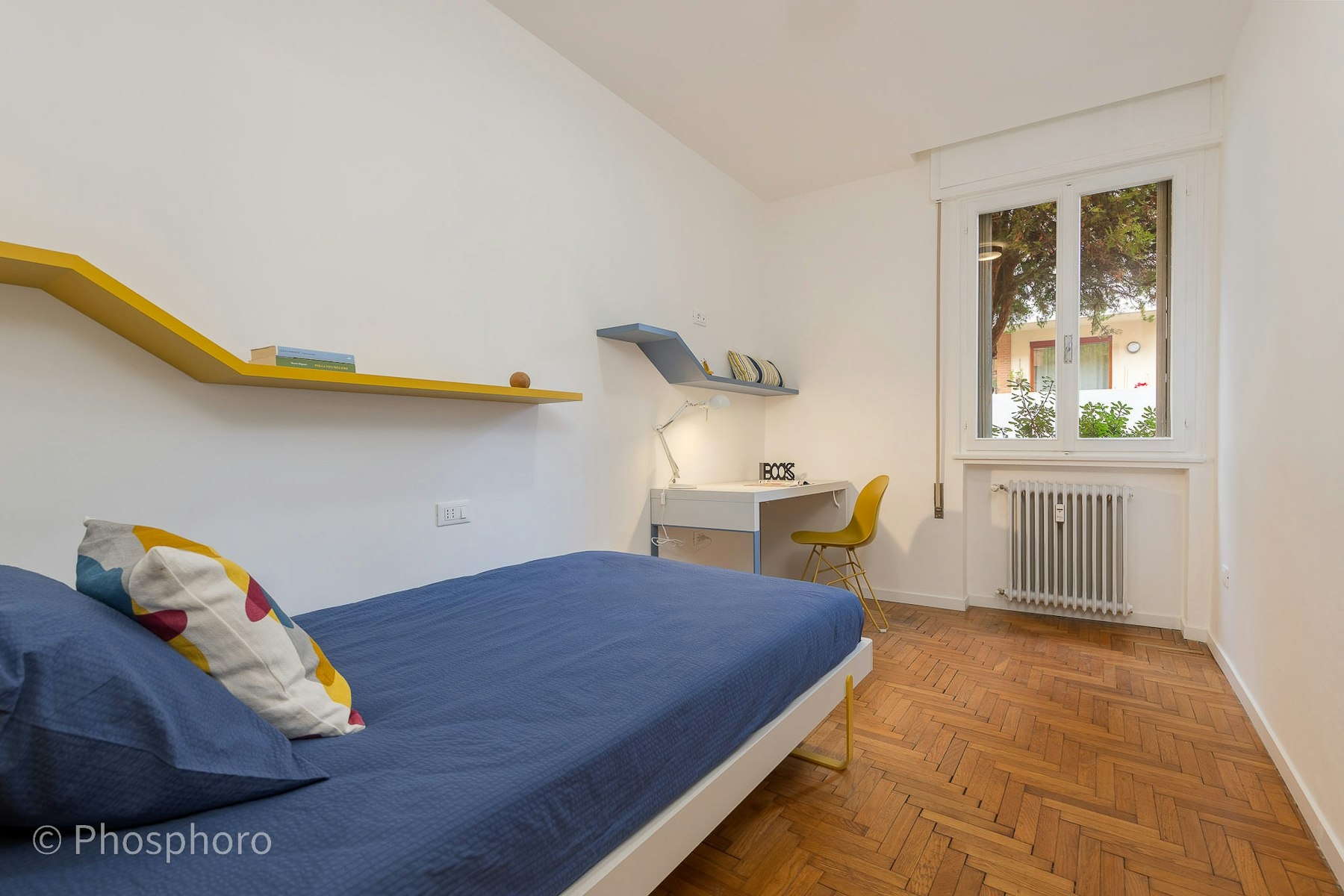 Charming Single Room with Spacious Walk-in Closet