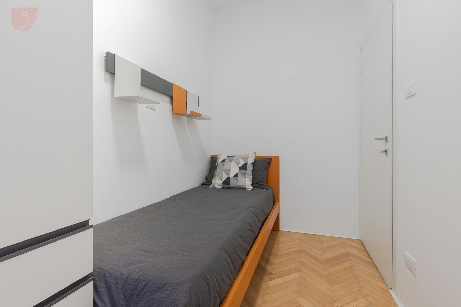 Essential and Stylish Perfect Single Room