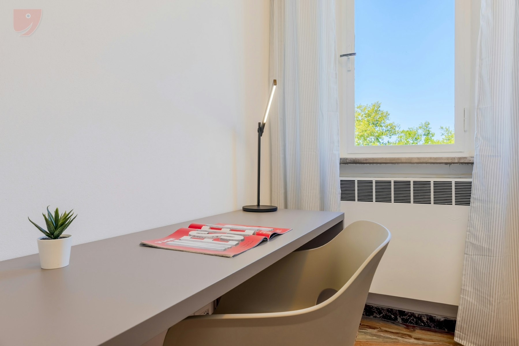 Functional and Cozy Single Room Ideal for Physics and Engineering