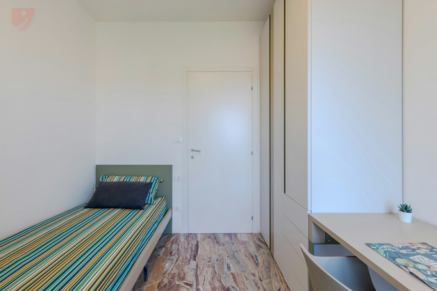 Charming Single Room with Balcony