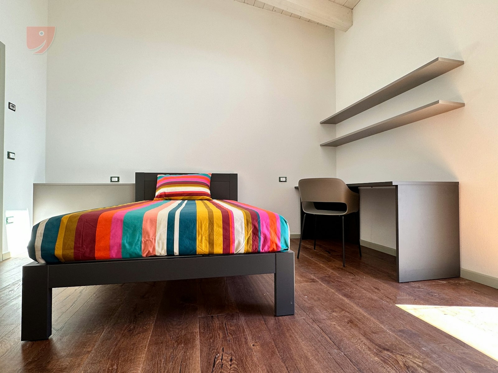Large Single Room with Air Conditioning and Exclusive Bathroom