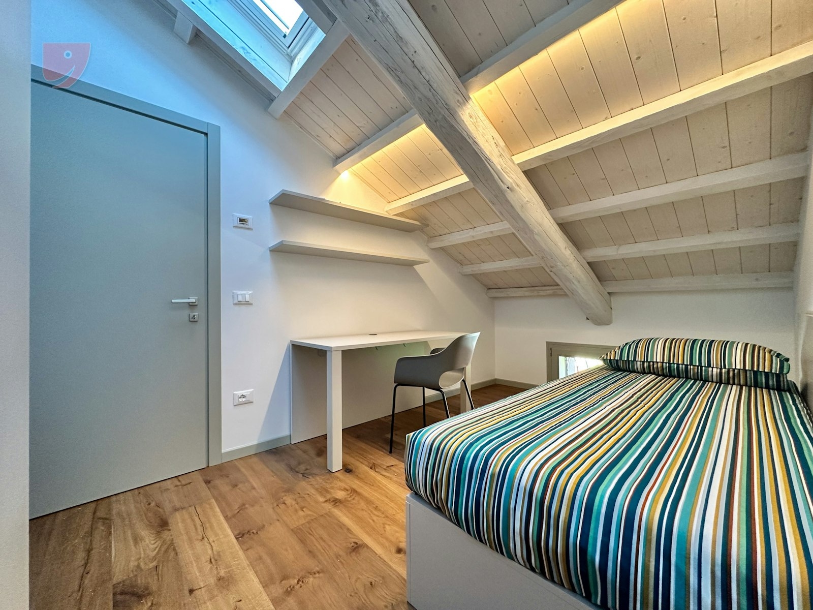 Large Study-Friendly Single Room with Air Conditioning!
