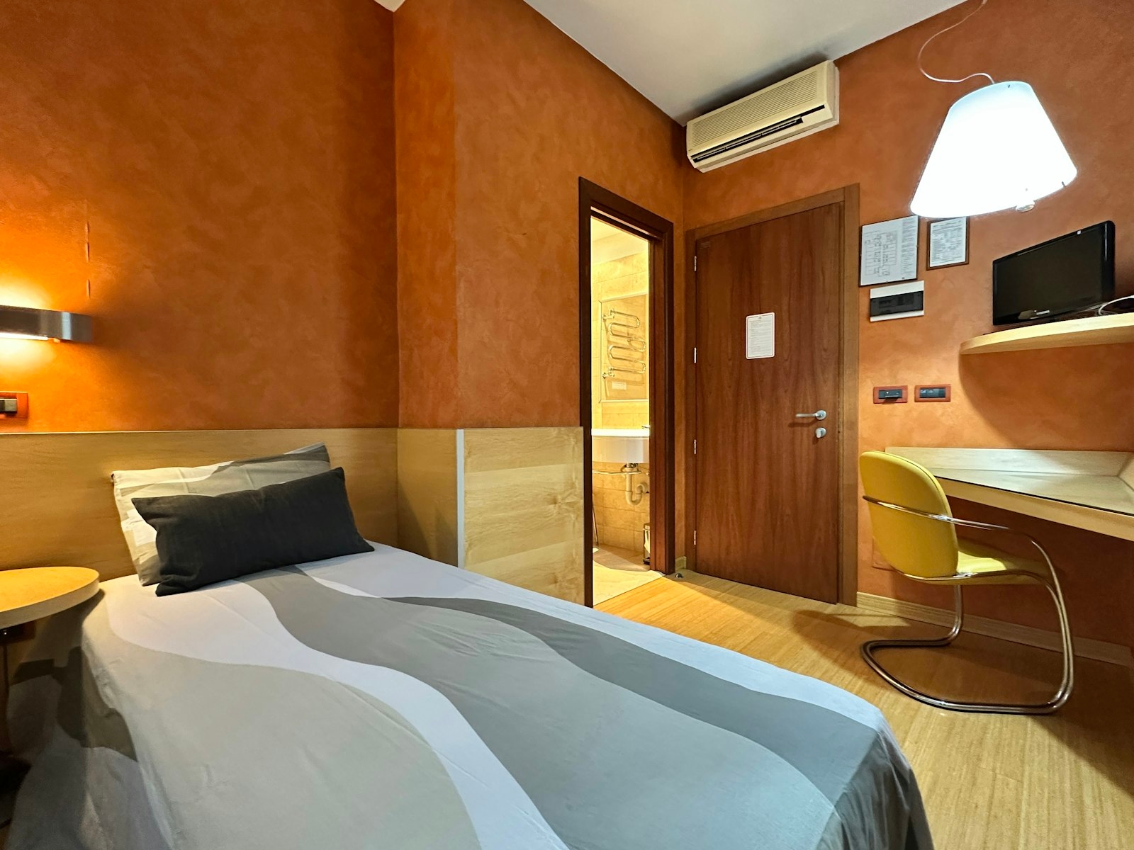 Single with Exclusive Bathroom!