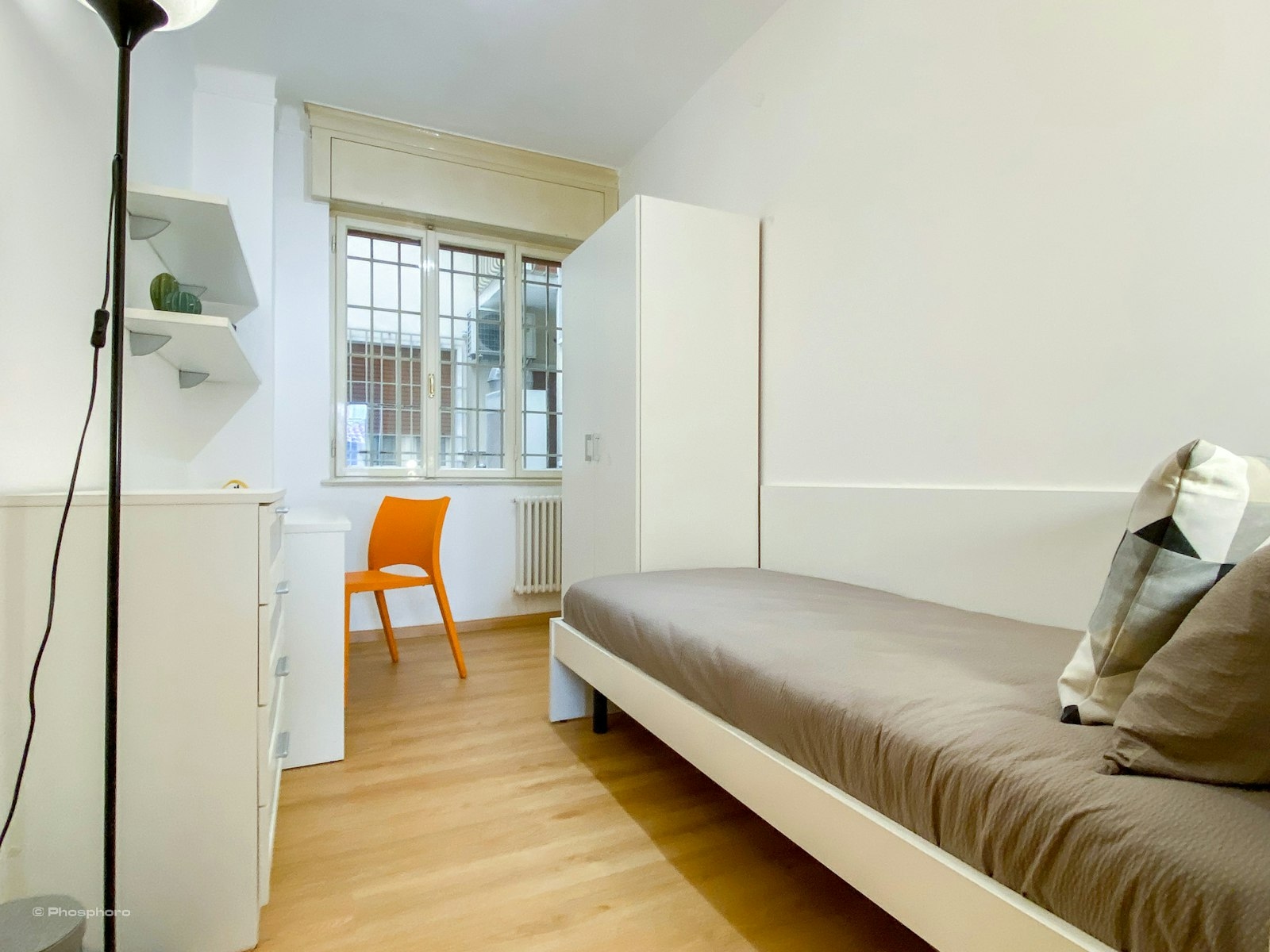 Charming Single Room in Central Apartment