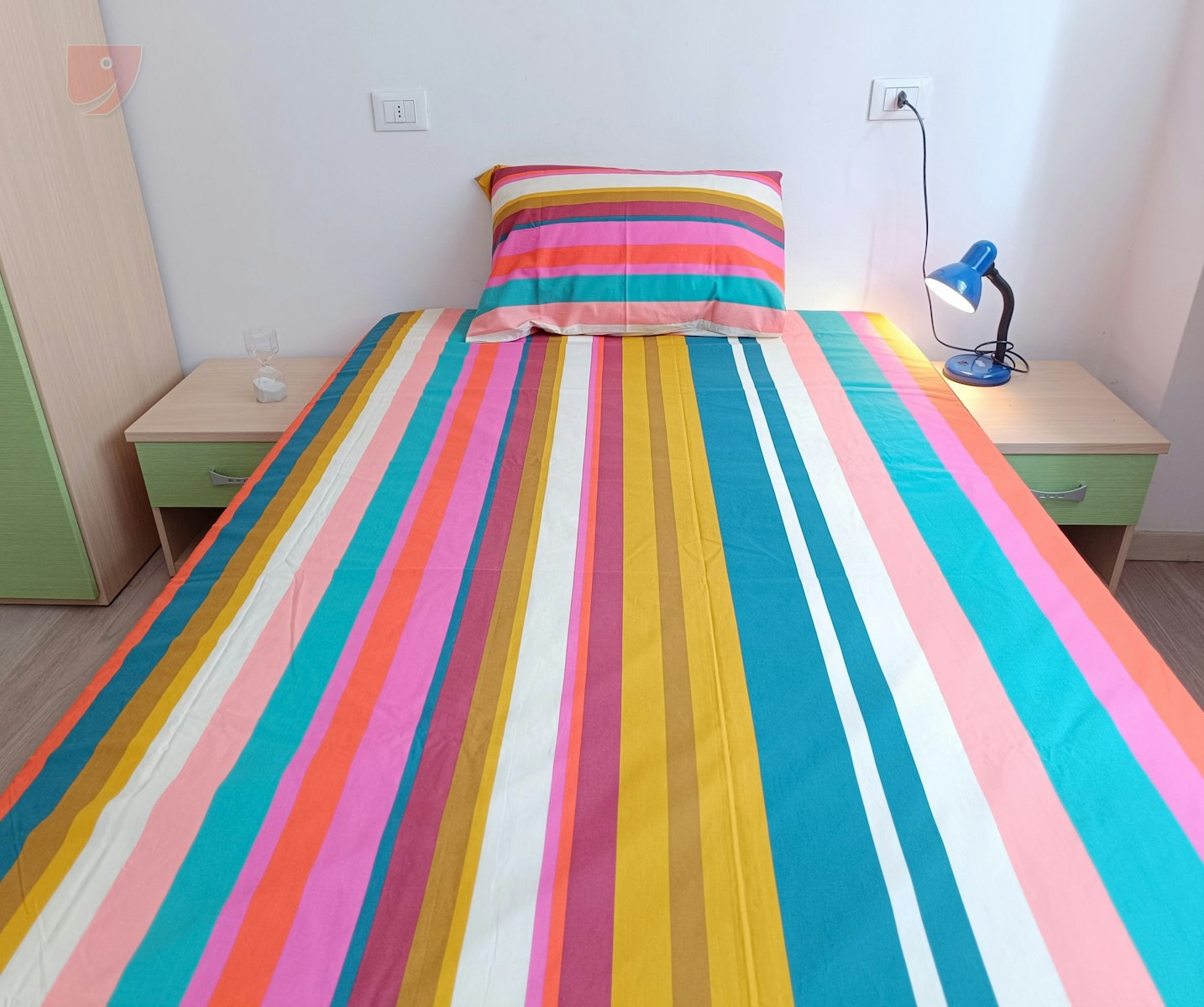 Double Room for Single Use in Large Apartment for Socializing
