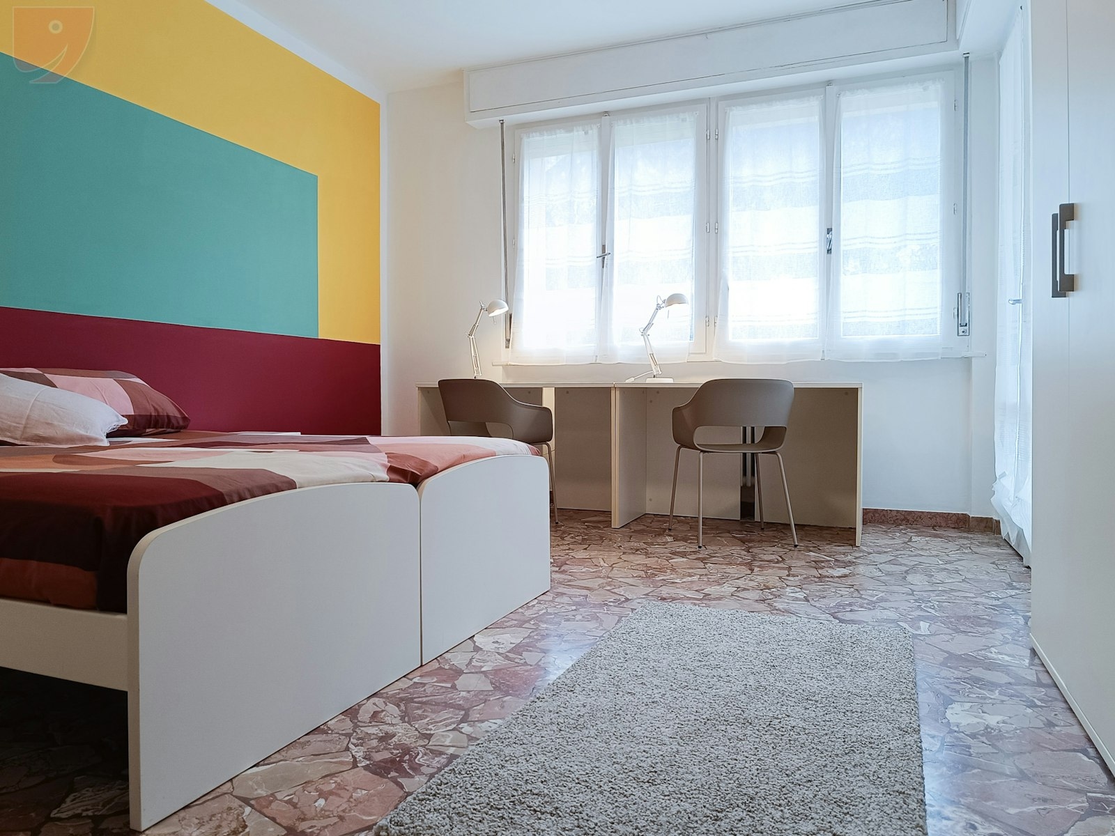 Large room with balcony and panoramic view