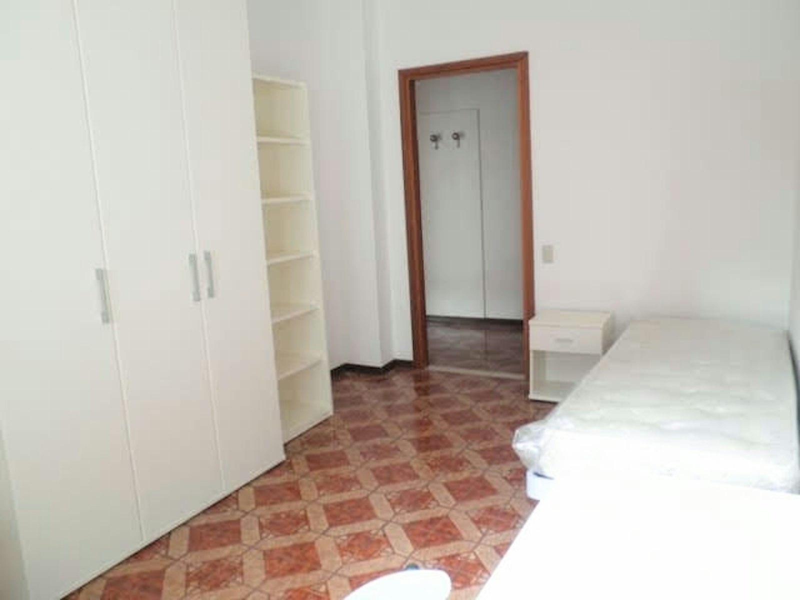 Comfortable single room with minimal design