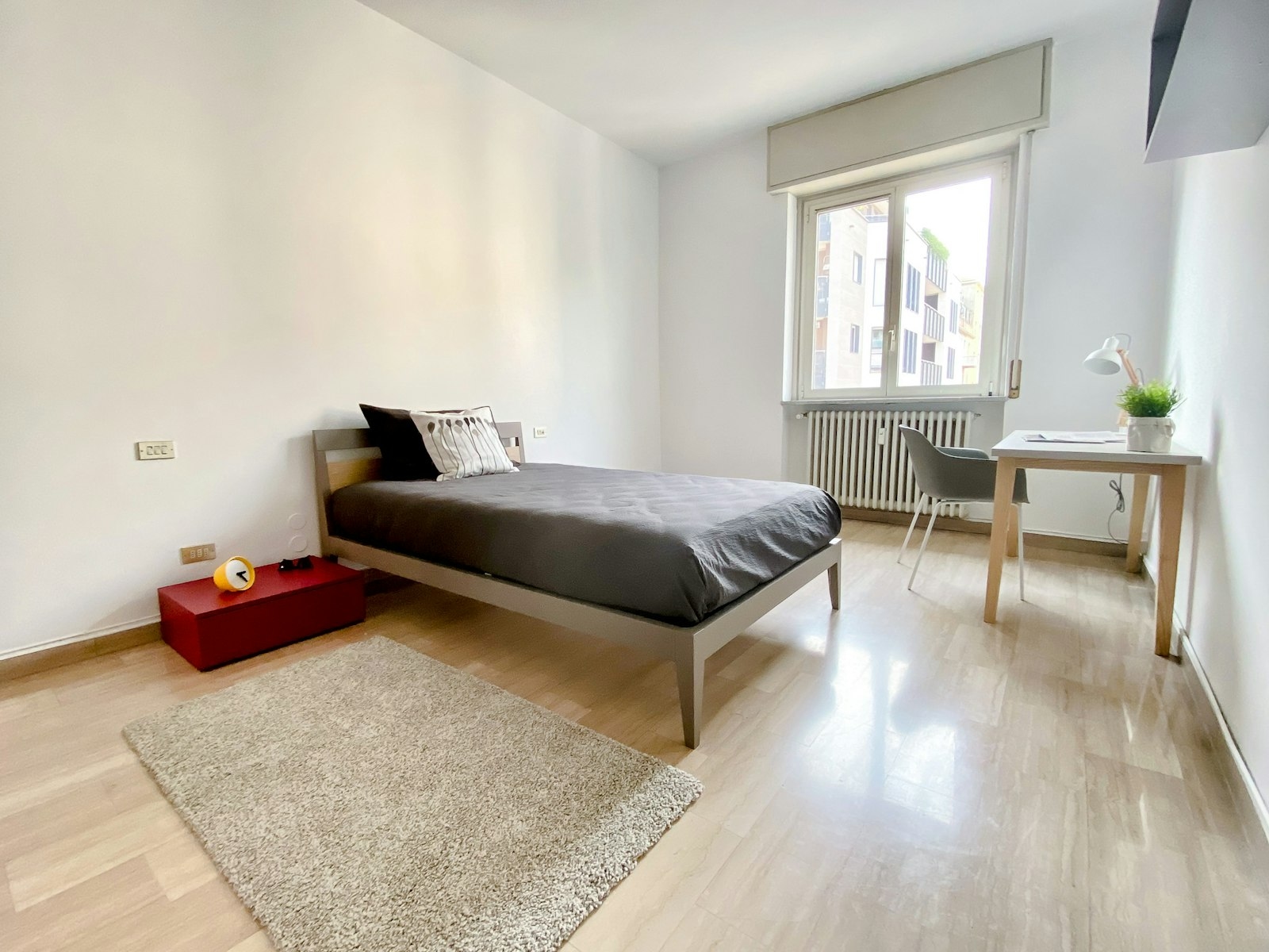 Large single room with double bed