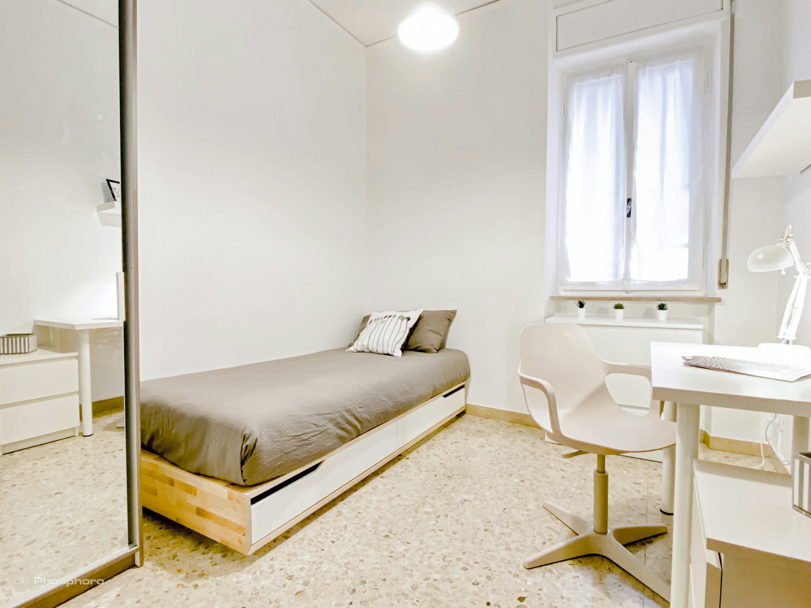 Pretty single room with a minimal style